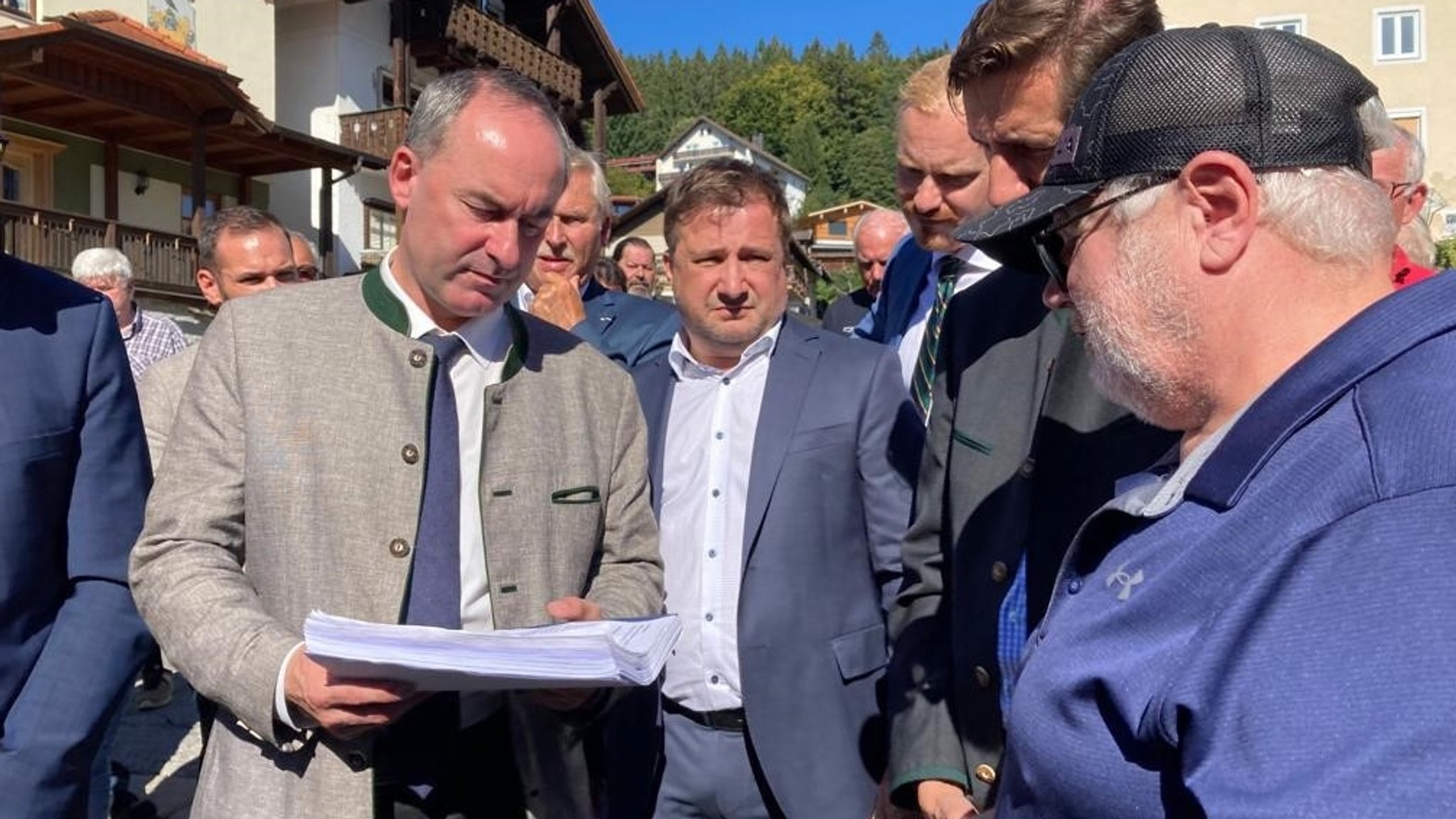 Wirtschaftsminister Hubert Aiwanger (Freie Wähler) vor der geplanten Asylunterkunft in Rabenstein.