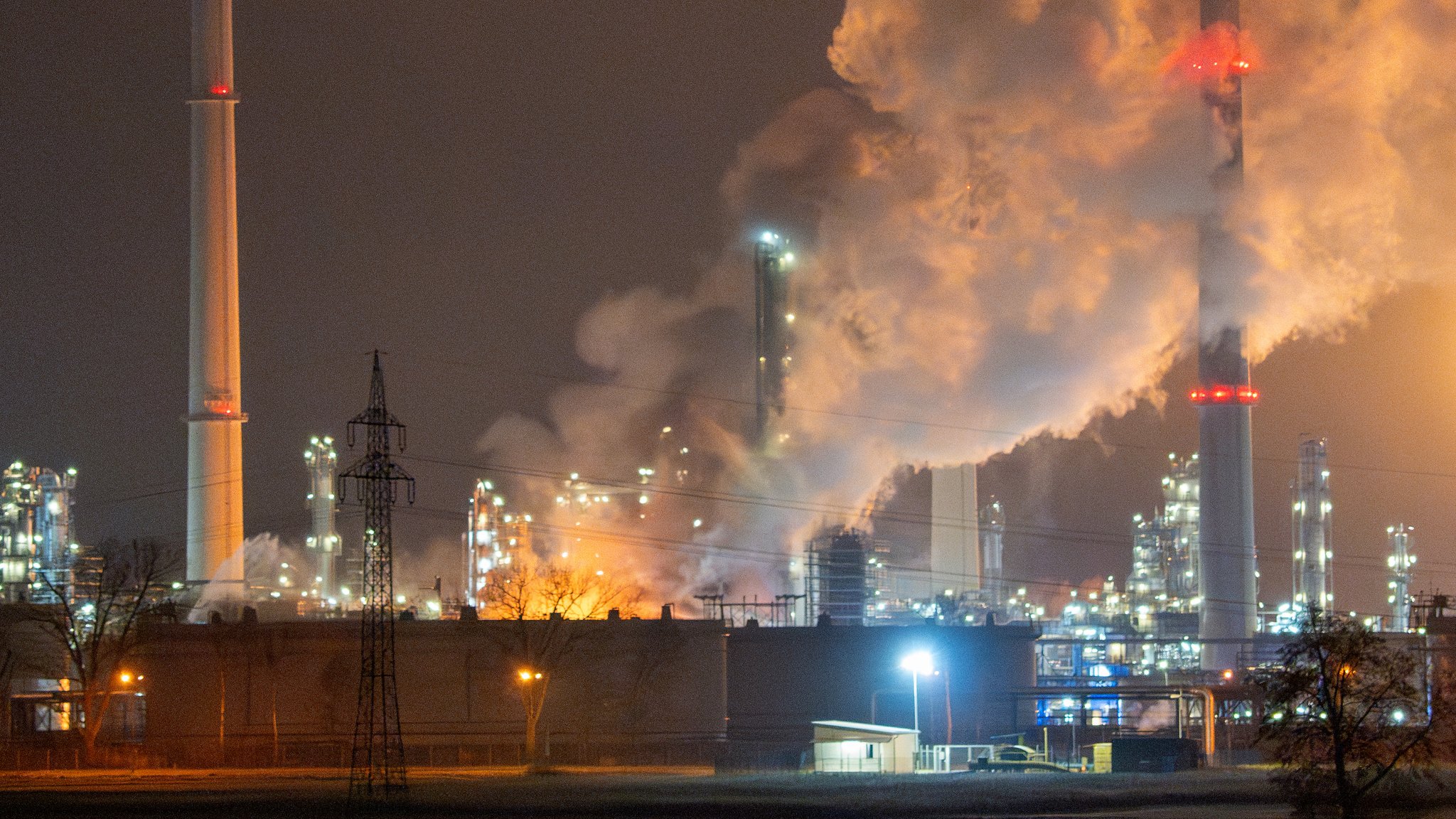 Rauch steigt bei einem Brand von der Raffinerie in Neustadt an der Donau (Landkreis Kelheim) auf.