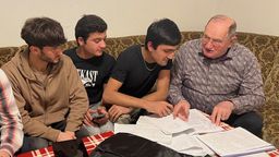Dillinger Flüchtlingshelfer Heinz Sewell-Swetelsky mit jungen Afghanen beim Deutsch lernen. | Bild:BR, Judith Zacher 