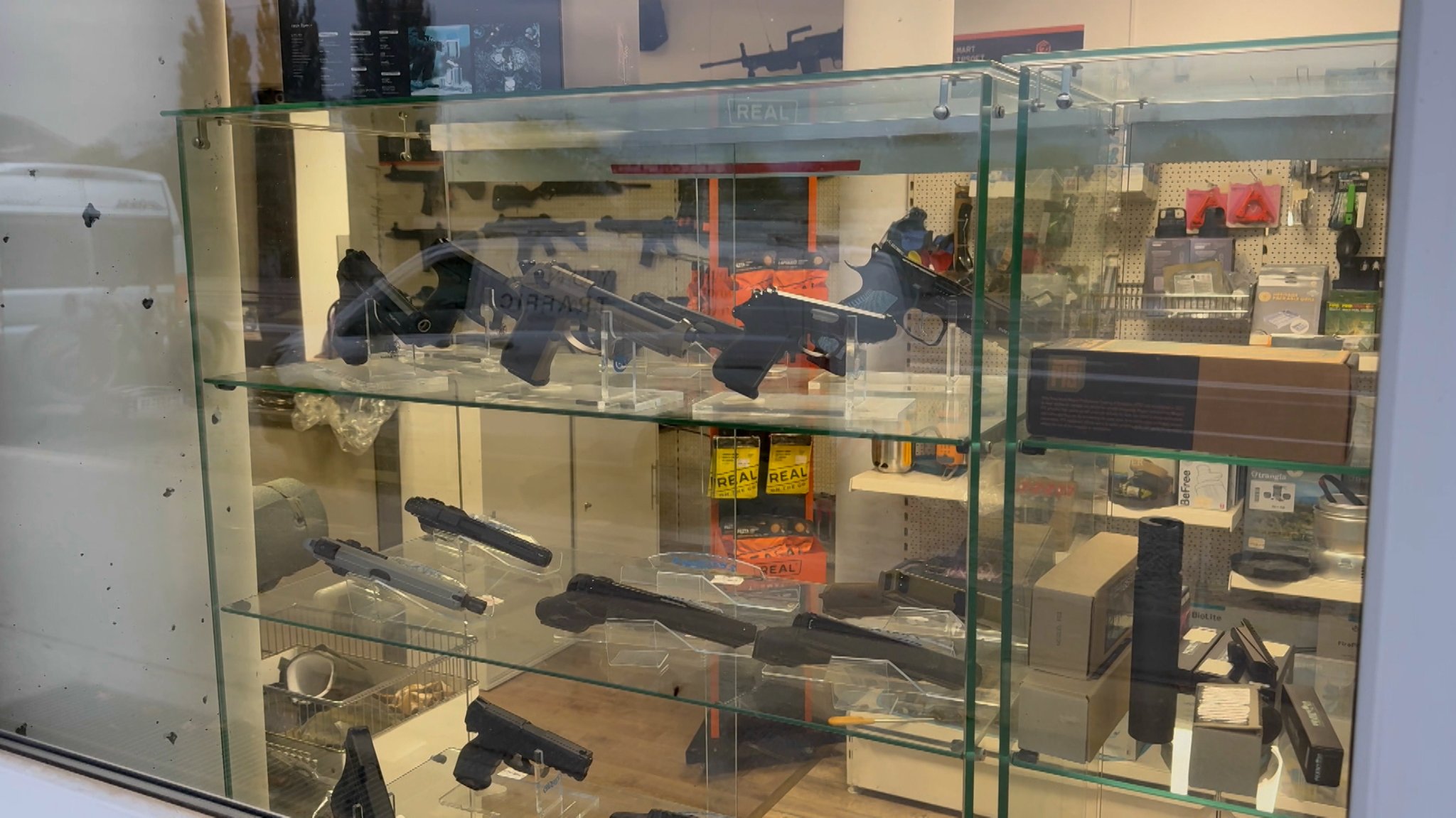 Waffen in einer Vitrine