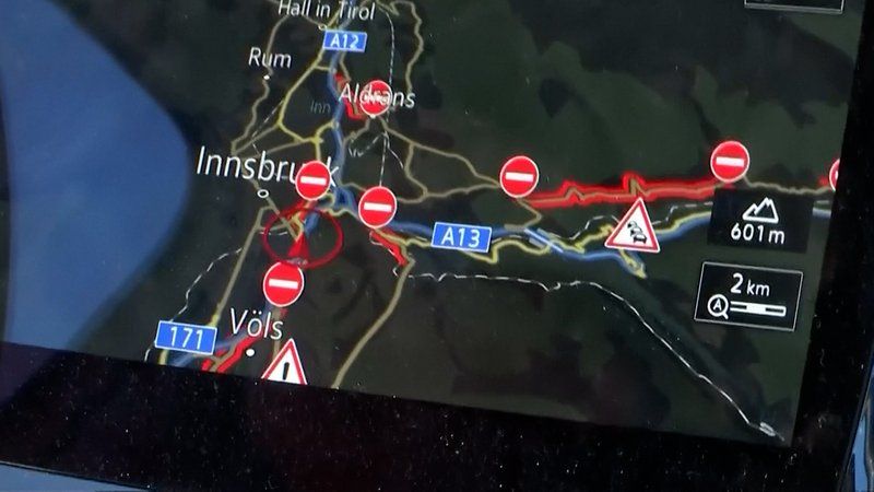 Navi zeigt Straßensperrungen rund um den Brenner an