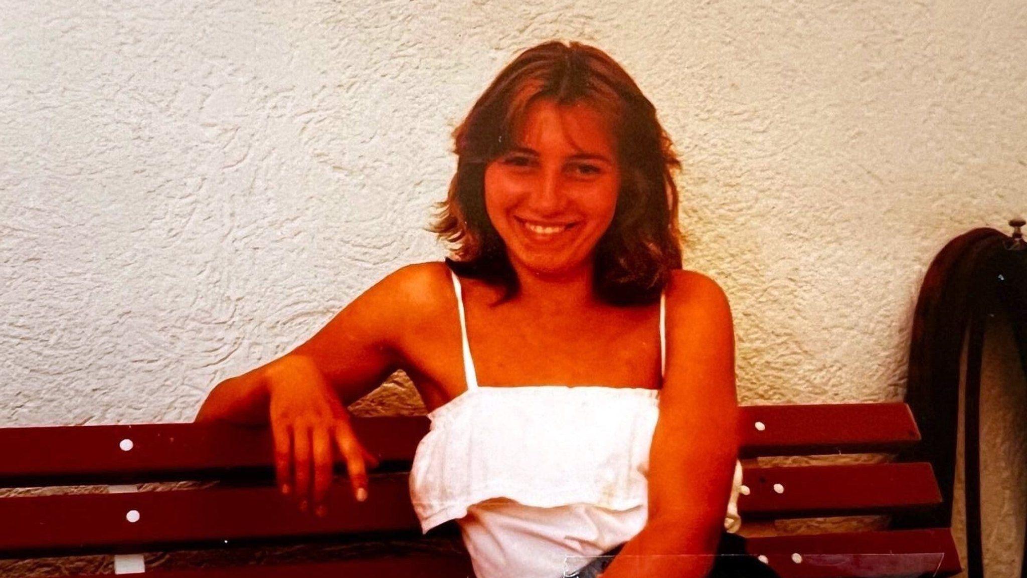 (Archivbild) Die 19-jährige Krankenschwesterschülerin Maria Köhler sitzt auf einer Bank.