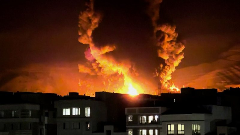 Eine große Rauchsäule türmt sich hinter Wohnhäusern auf | Bild: Bayerischer Rundfunk 2026 Eine große Rauchsäule türmt sich hinter Wohnhäusern auf