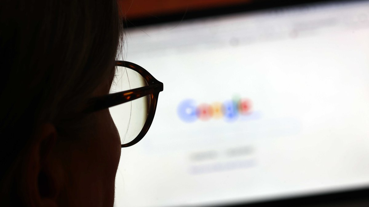 Symbolbild: Eine Frau sucht im Internet nach Informationen. 