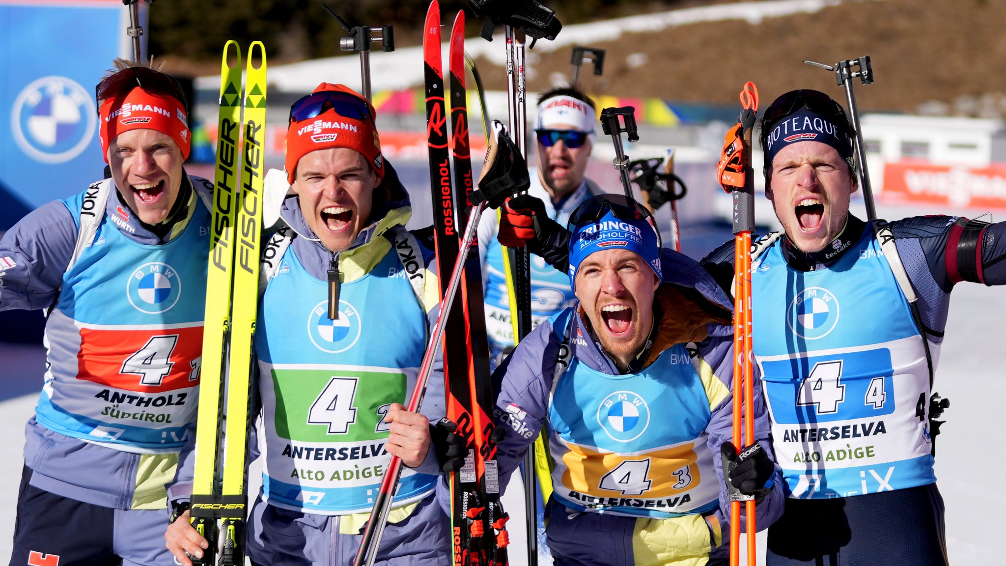 Die drittplatzierten Roman Rees (l-r) Philipp Horn, David Zobel und Lucas Fratzscher aus Deutschland jubeln im Zielbereich.