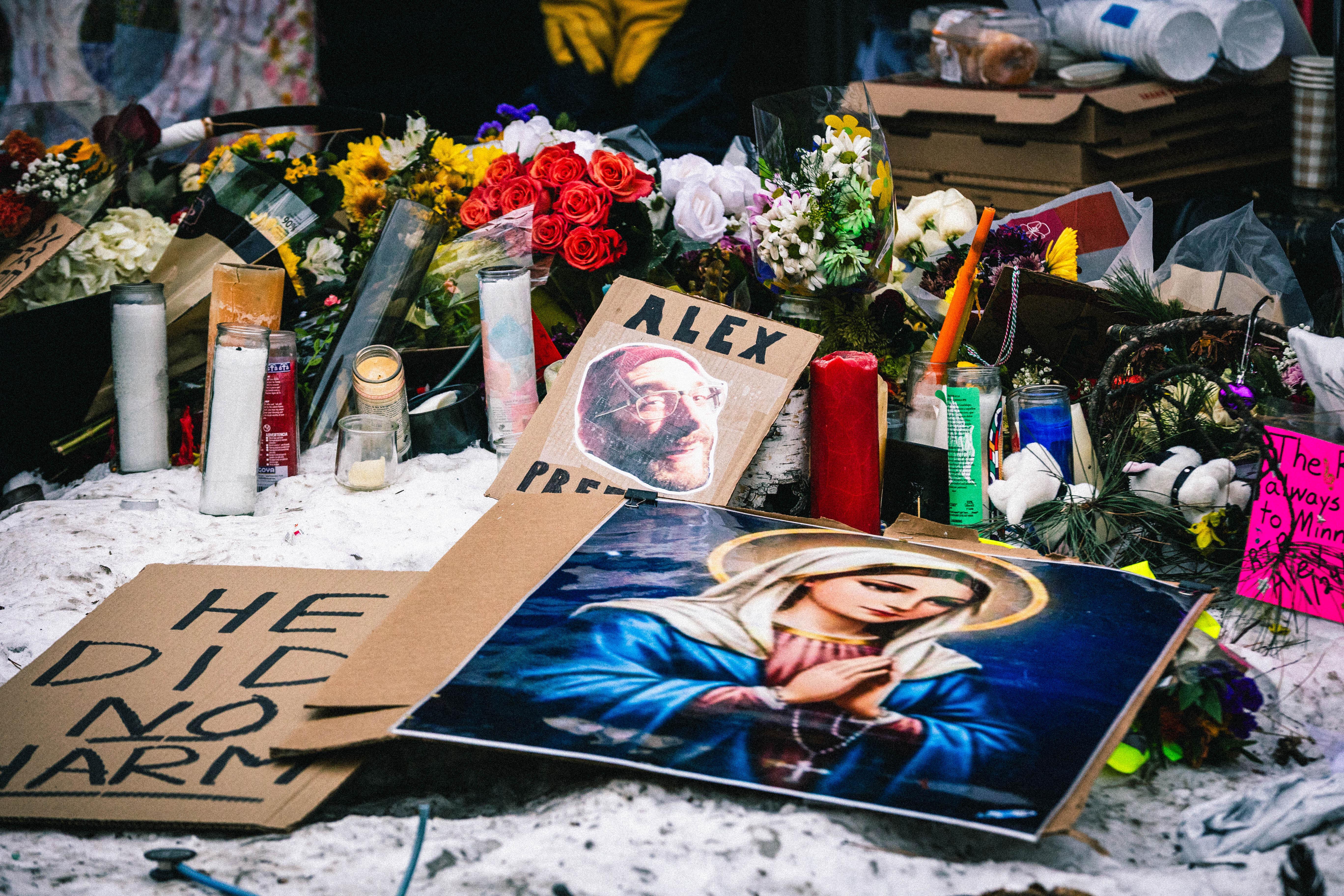 Minneapolis, 26.01.2026: Blumen und Kerzen liegen an der Stelle, an der Alex Pretti von ICE-Agenten erschossen wurde.