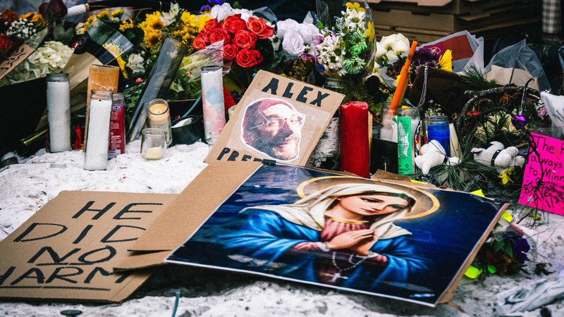 Minneapolis, 26.01.2026: Blumen und Kerzen liegen an der Stelle, an der Alex Pretti von ICE-Agenten erschossen wurde. | Bild: picture alliance / ZUMAPRESS.com | Dave Decker Minneapolis, 26.01.2026: Blumen und Kerzen liegen an der Stelle, an der Alex Pretti von ICE-Agenten erschossen wurde.