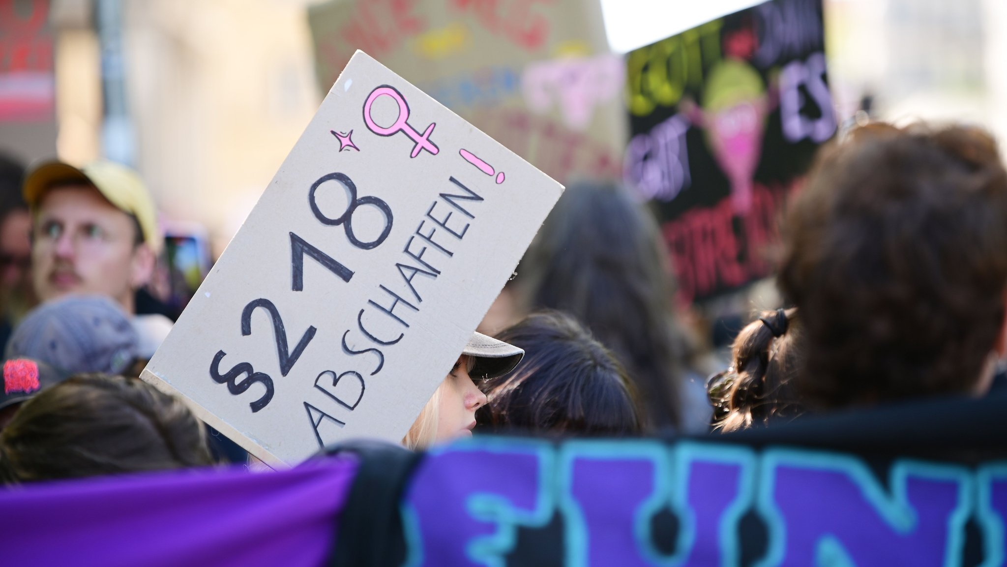 26 Verbände haben sich für eine Liberalisierung beim Thema Abtreibung ausgesprochen. Die deutschen Bischöfe und die Caritas warnen davor. 