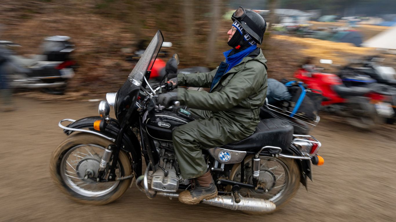 Ein Motorradfahrer
