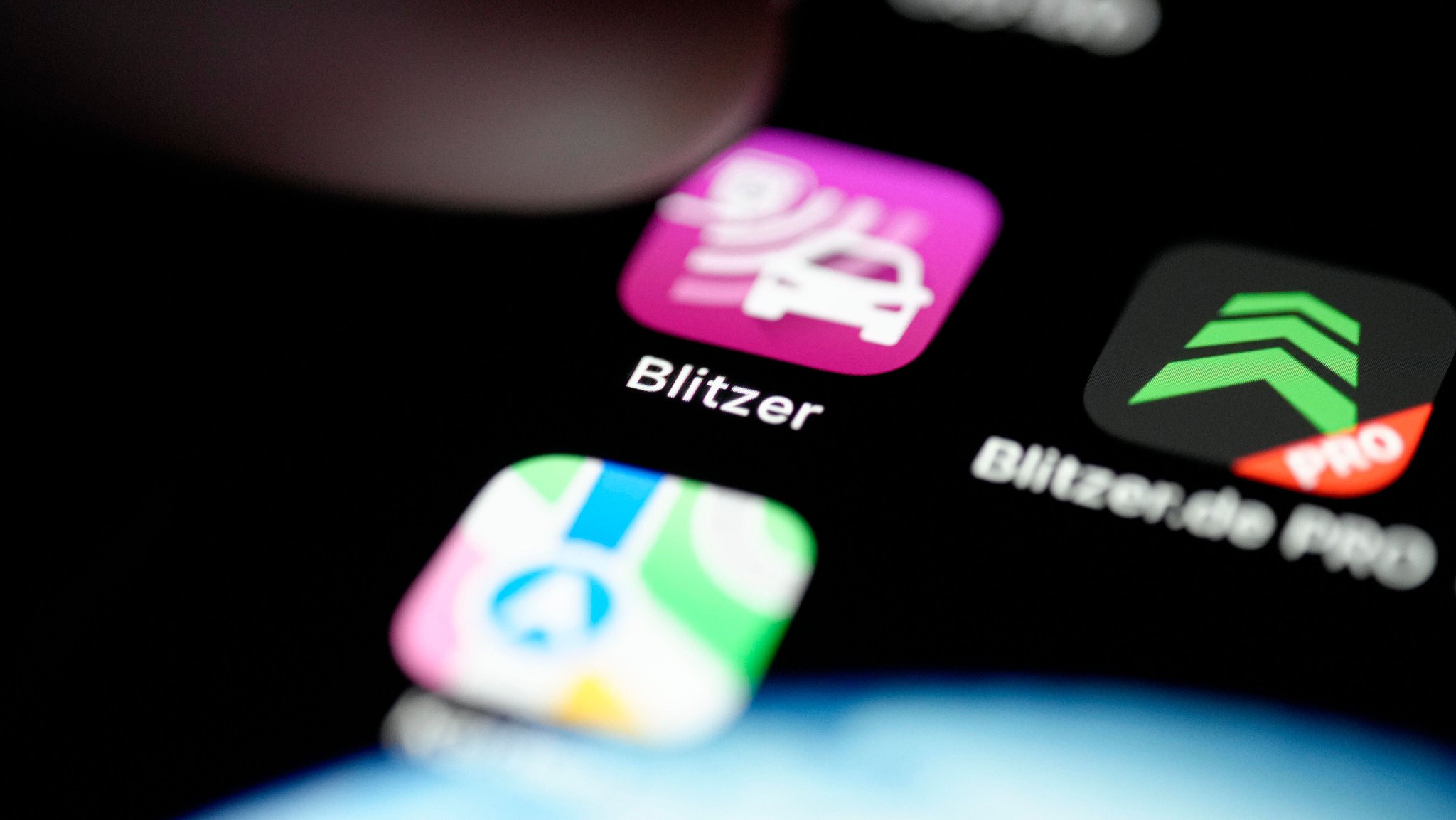 Symbolbild: Blitzer Warn-Apps auf einem Mobiltelefon