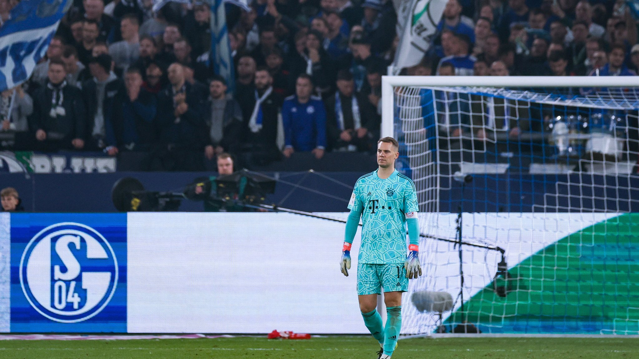 Manuel Neuer vor den Fans des FC Schalke 04 | Bild: picture alliance / Dennis Ewert/RHR-FOTO Manuel Neuer vor den Fans des FC Schalke 04