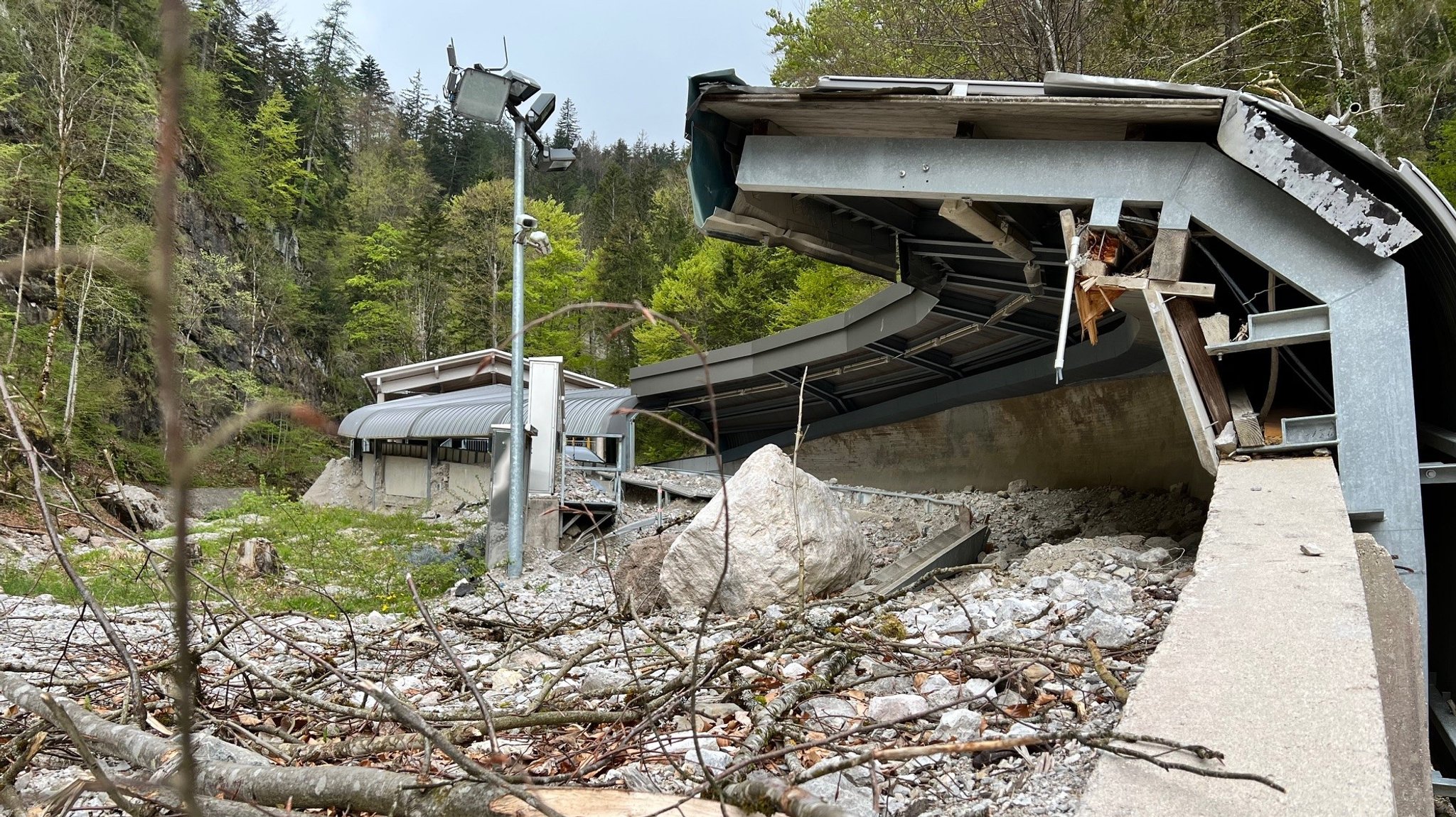 Die Bob- und Rodelbahn am Königssee wurde durch einen Murenabgang zersört. | Bild: BR/Haberlander Die Bob- und Rodelbahn am Königssee wurde durch einen Murenabgang zersört.