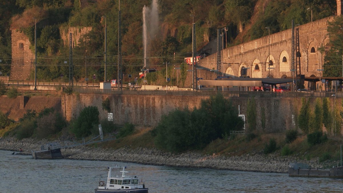 Feuerwehrleute bewässerten am Samstag vor dem Abschlussfeuerwerk von "Rhein in Flammen" den Hang der Festung Ehrenbreitstein in Koblenz.