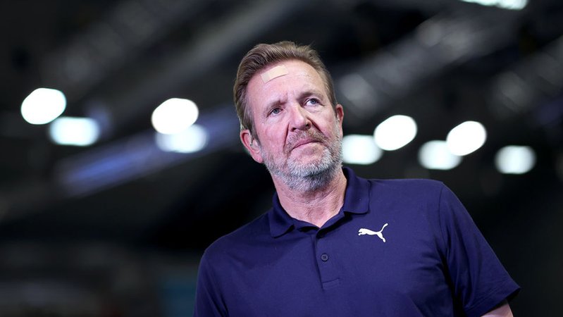 ARCHIV - 01.05.2022, Sachsen-Anhalt, Magdeburg: Handball: Bundesliga, SC Magdeburg - Füchse Berlin, 28. Spieltag, GETEC Arena. Martin Schwalb, damals Vizepräsident des Handball-Bundesligisten HSV Hamburg, gibt als TV-Experte ein Interview. (zu dpa: «Martin Schwalb neuer Trainer des HC Erlangen») Foto: Ronny Hartmann/dpa-Zentralbild/dpa +++ dpa-Bildfunk +++ | Bild: dpa-Bildfunk ARCHIV - 01.05.2022, Sachsen-Anhalt, Magdeburg: Handball: Bundesliga, SC Magdeburg - Füchse Berlin, 28. Spieltag, GETEC Arena. Martin Schwalb, damals Vizepräsident des Handball-Bundesligisten HSV Hamburg, gibt als TV-Experte ein Interview. (zu dpa: «Martin Schwalb neuer Trainer des HC Erlangen») Foto: Ronny Hartmann/dpa-Zentralbild/dpa +++ dpa-Bildfunk +++