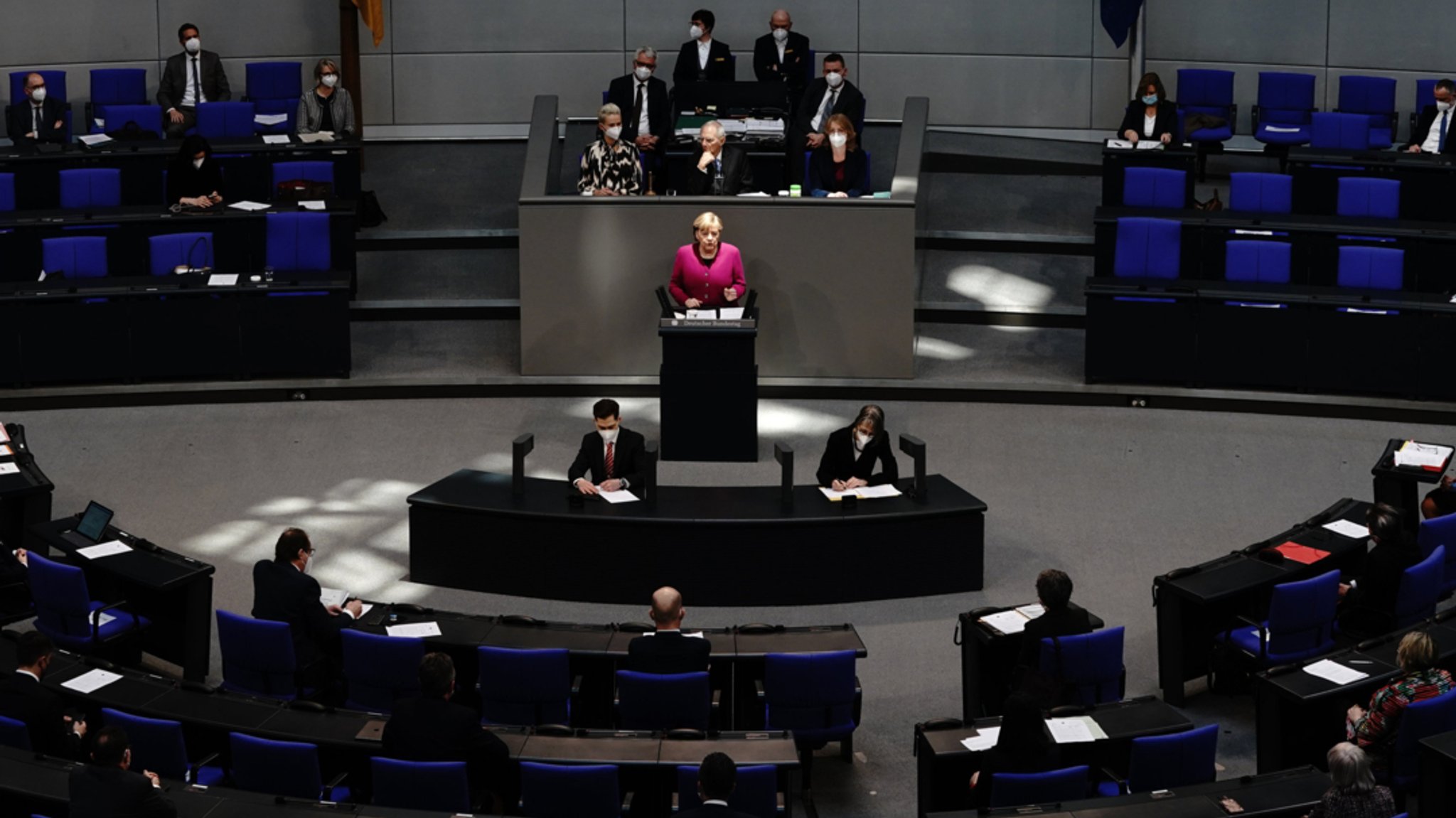 Bundeskanzlerin Angela Merkel (M, CDU) gibt im Bundestag eine Regierungserklärung zur Corona-Pandemie und zum Europäischen Rat ab. 