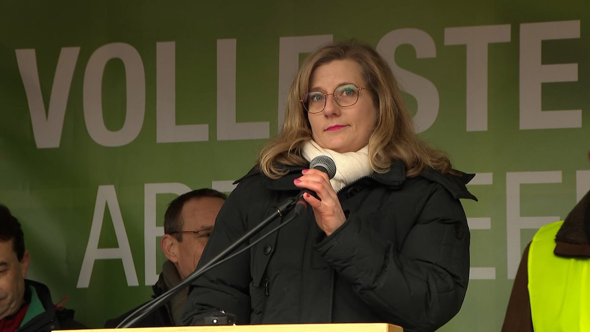 Kristine Lütke (FDP) am Mikrofon bei der großen Bauerndemo auf dem Volksfestplatz in Nürnberg.