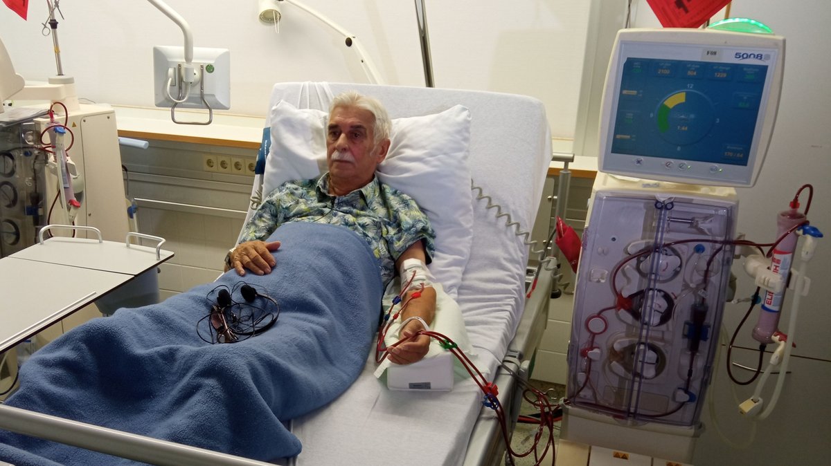 Dieter Seegmüller liegt in einem Behandlungsraum. Eine Dialysemaschine reinigt sein Blut.