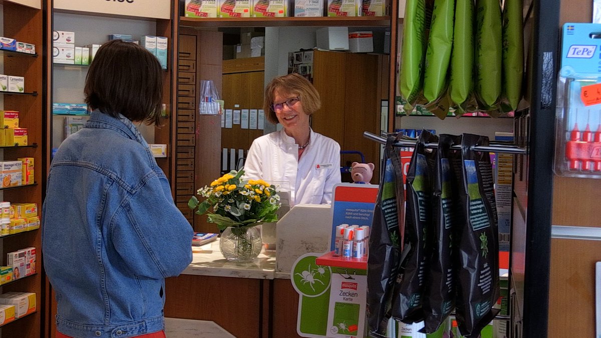 Apotheken-Inhaberin Christine Hannig berät eine Kundin.