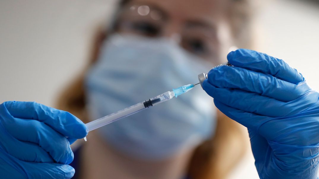 Eine Krankenpflegerin in Großbritannien zieht eine Spritze mit dem Pfizer/Biontech Corona-Impfstoff auf. 