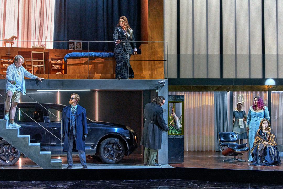 Dieses von den Bayreuther Festspielen zur Verfügung gestellte Foto zeigt Tomasz Konieczny (Wotan, l-r), Jens-Erik Aasbø (Fasolt), Tobias Kehrer (Fafner), Okka von der Damerau (Erda), Christina Nilsson (Freia, sitzend) und Statisten der Bayreuther Festspiele sowie oben Christa Mayer (Fricka) in der IV. Szene von "Das Rheingold" aus der Inszenierung "Der Ring des Nibelungen" von 2024.