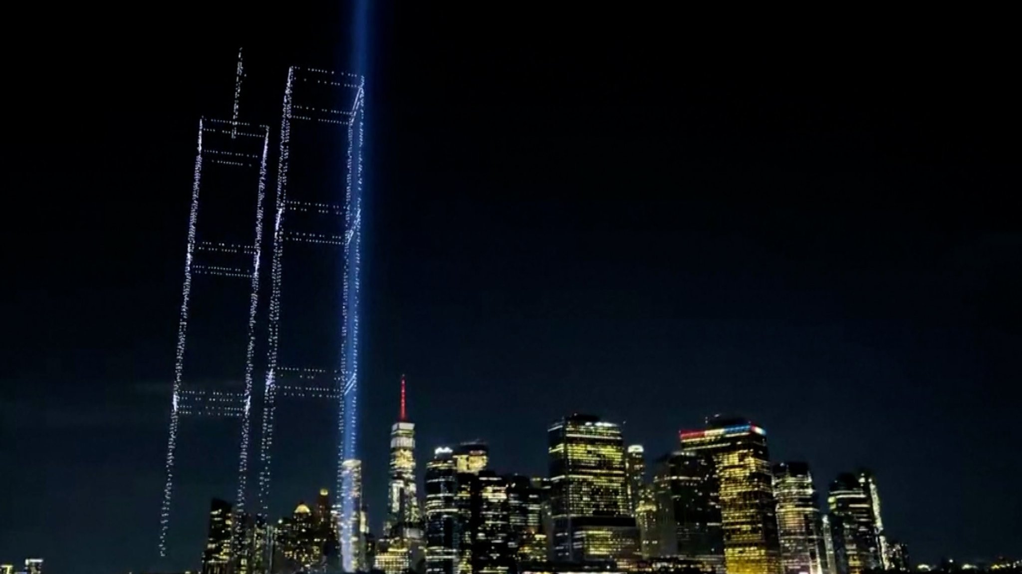 2.977 Drohnen leuchteten am Donnerstagabend über dem New Yorker Hafen. Die Aktion erinnert an die Anschläge vom 11. September 2001. | Bild: BR 2.977 Drohnen leuchteten am Donnerstagabend über dem New Yorker Hafen. Die Aktion erinnert an die Anschläge vom 11. September 2001.