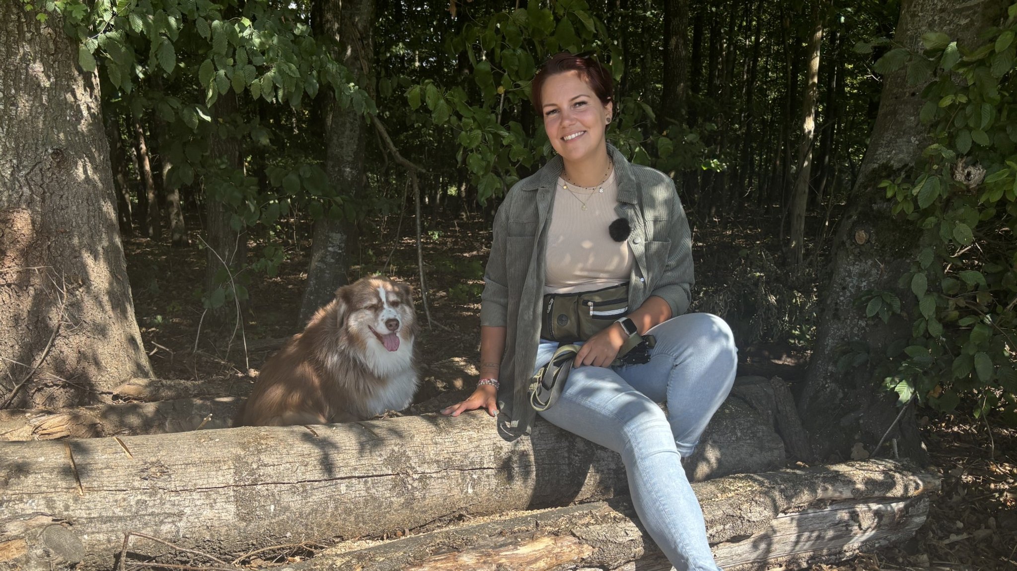 Nadine Förg - "Sisterhood"-Gruppengründerin in Dillingen mit ihrem Hund | Bild: BR, Judith Zacher Nadine Förg - "Sisterhood"-Gruppengründerin in Dillingen mit ihrem Hund