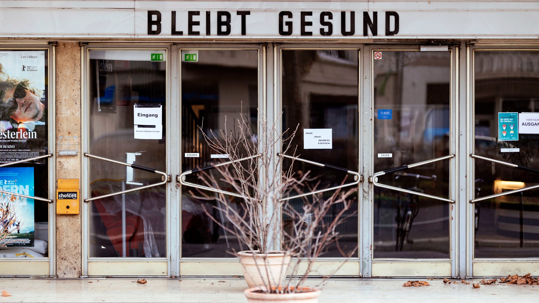 "Bleibt gesund" steht an einem geschlossenen Kino