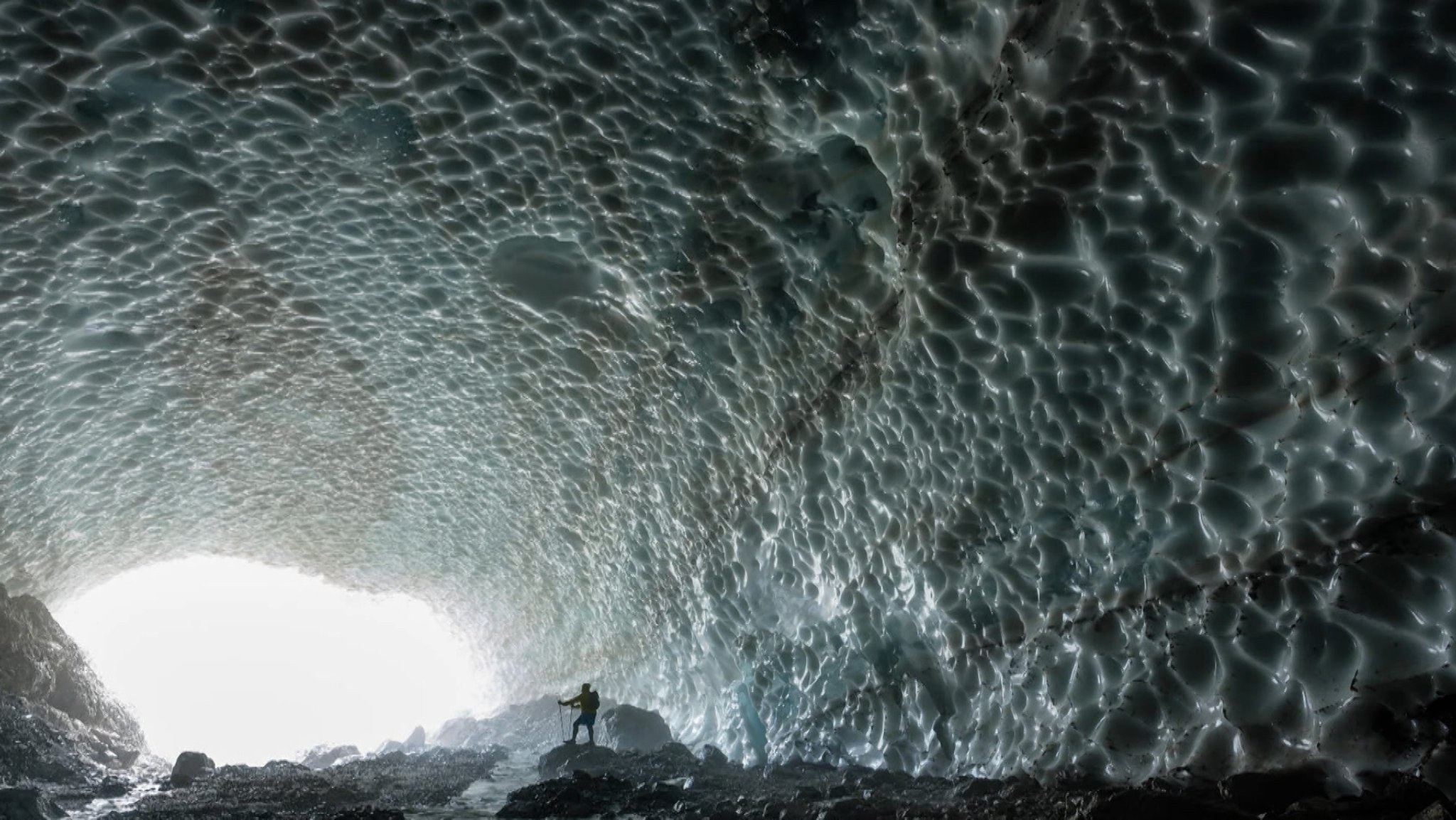 Vor dem Einsturz: Eiskapelle mit Schmelzwasserbach