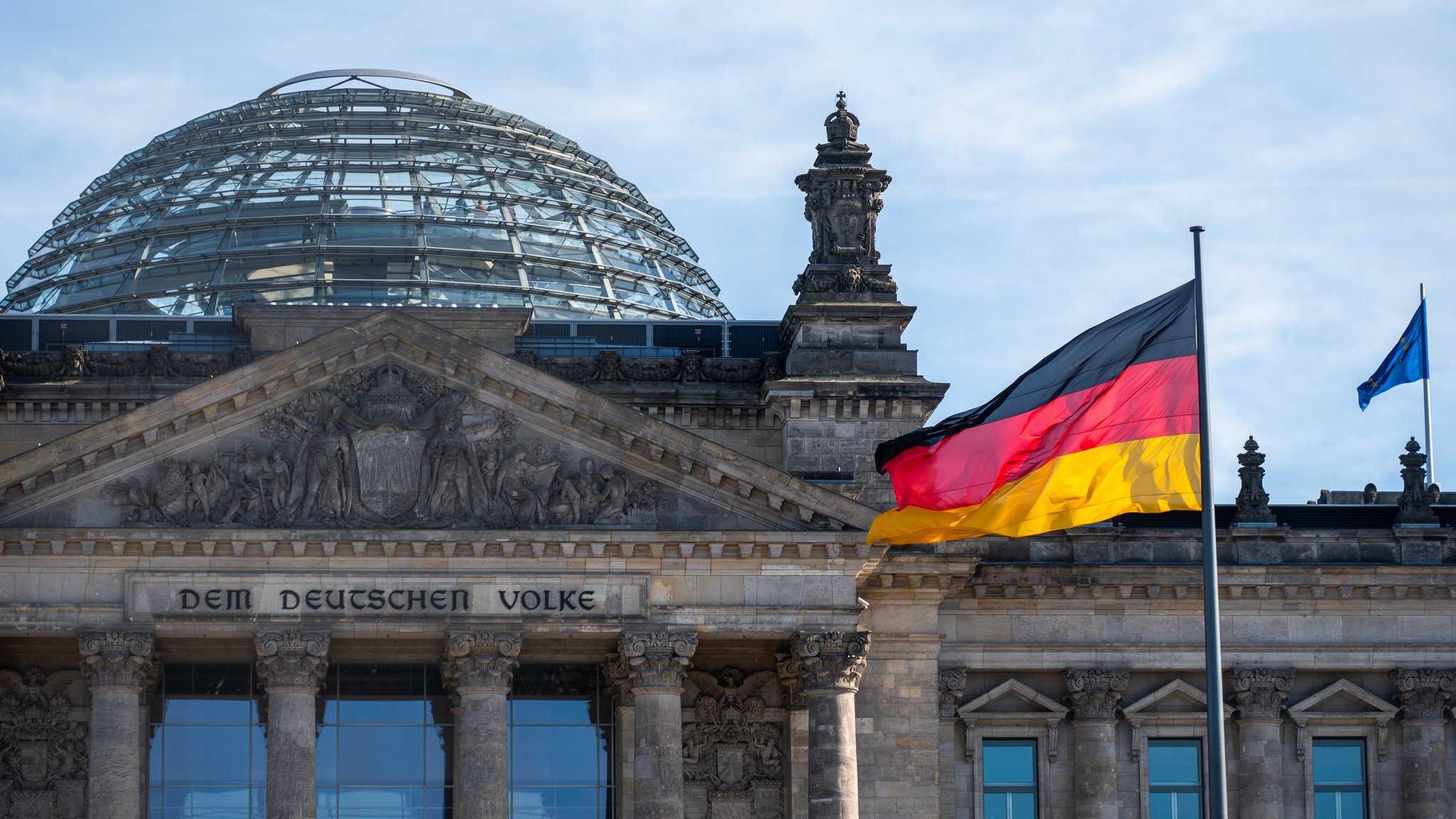 Vor dem Reichstagsgebäude weht die Flagge der Einheit. Am Vortag fand die vorgezogene Wahl zum 21. Deutschen Bundestag statt.