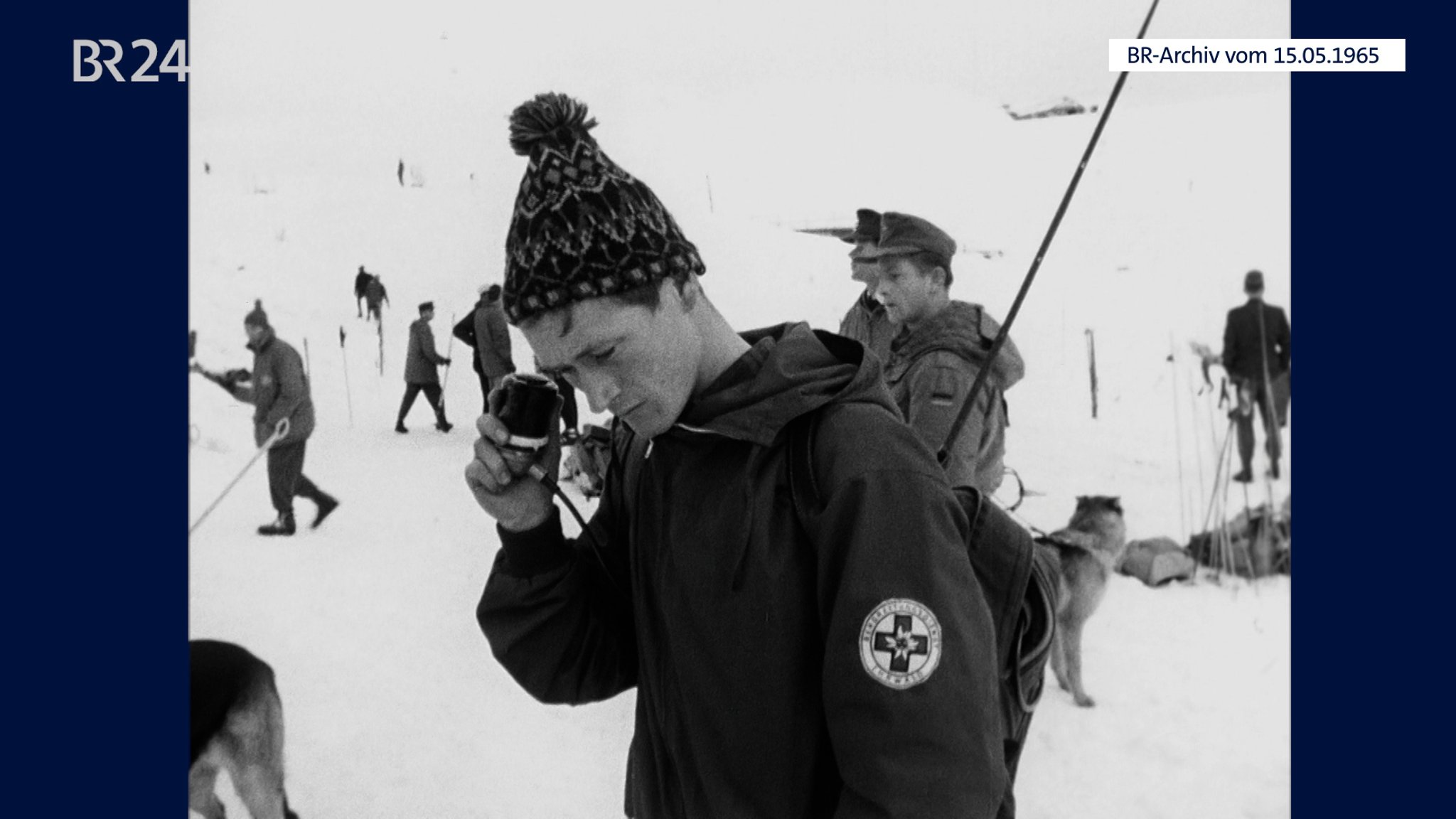 Einsatzkräfte auf der Suche nach Lawinenopfern | Bild: BR-Archiv Einsatzkräfte auf der Suche nach Lawinenopfern