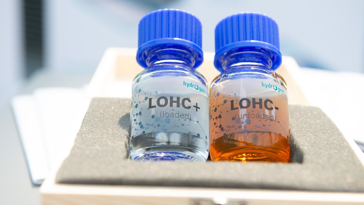 Flaschen, gefüllt mit einem flüssigen, organischen Wasserstoffträger (englisch: liquid organic hydrogen carriers, LOHC) 
