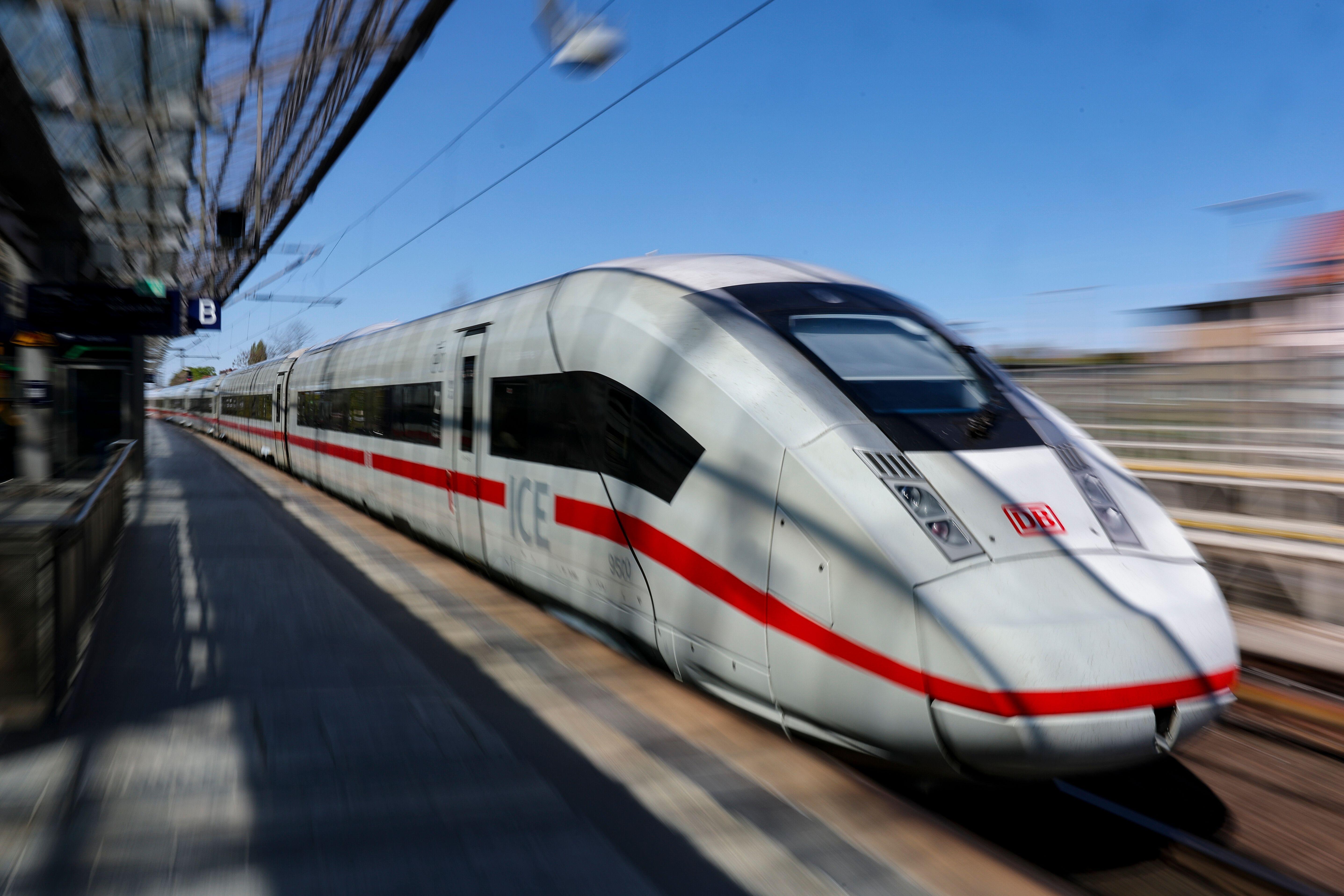 (Symbolbild) Ein ICE fährt an einem Bahnsteig vorbei.  | Bild:picture alliance/dpa|Jan Woitas