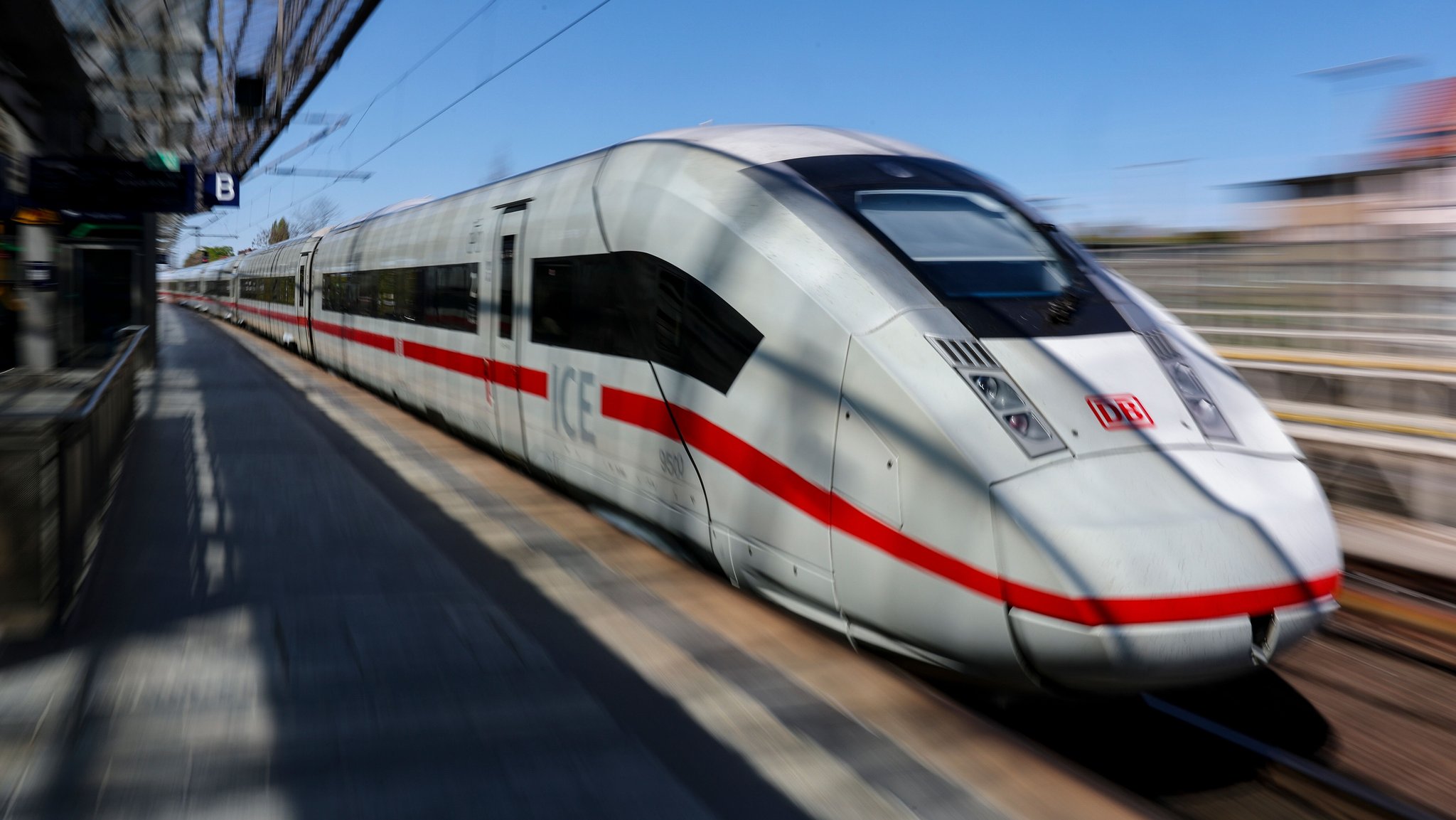 (Symbolbild) Ein ICE fährt an einem Bahnsteig vorbei. 