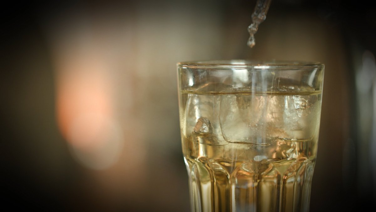 Ein Tropfen fällt aus einer Pipette in einen Drink | Bild: BR/Harald Schulze Ein Tropfen fällt aus einer Pipette in einen Drink