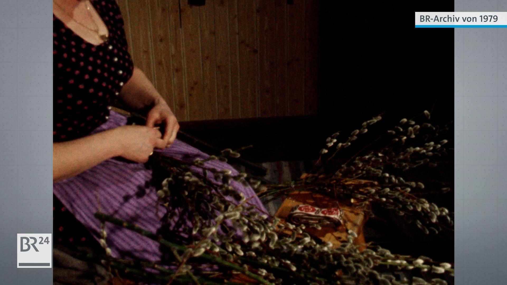 Frau beim Binden von Palmbuschen