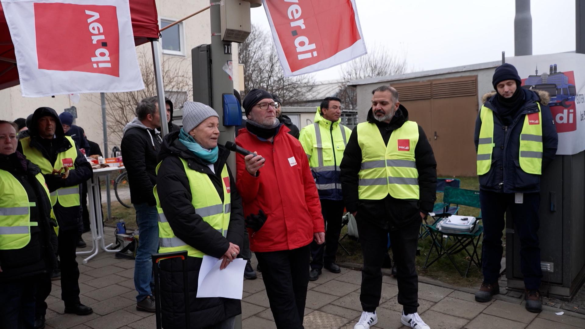 Stillstand heute in vielen Bus- und Bahn-Depots in Bayern - wegen des 24 stündigen Warnstreiks im ÖPNV, der die Fahrpläne massiv ausgedünnt hat. 