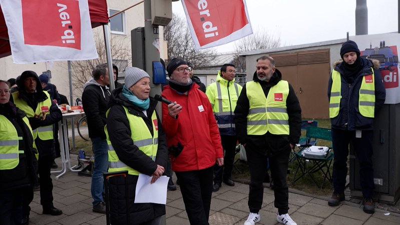 Stillstand heute in vielen Bus- und Bahn-Depots in Bayern - wegen des 24 stündigen Warnstreiks im ÖPNV, der die Fahrpläne massiv ausgedünnt hat. | Bild: Bayerischer Rundfunk 2026 Stillstand heute in vielen Bus- und Bahn-Depots in Bayern - wegen des 24 stündigen Warnstreiks im ÖPNV, der die Fahrpläne massiv ausgedünnt hat.