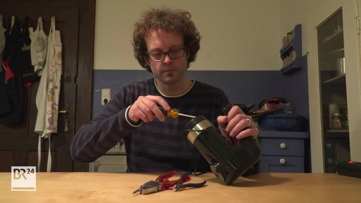Ein Bastler repariert ein Elektrogerät 