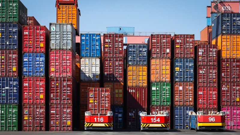 Automatische Containertransporter (AGV) sind auf dem Gelände des Containerterminal Altenwerder (CTA) in Hamburg unterwegs (Symbol- und Archivbild)