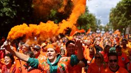 Schon vor dem EM-Spiel am Abend leuchtet München orange. Tausende Fans sind aus den Niederlanden angereist, um ihre Mannschaft zu unterstützen. Sie feiern laut, ausgelassen und mitreißend. | Bild:REUTERS/Leonhard Simon
