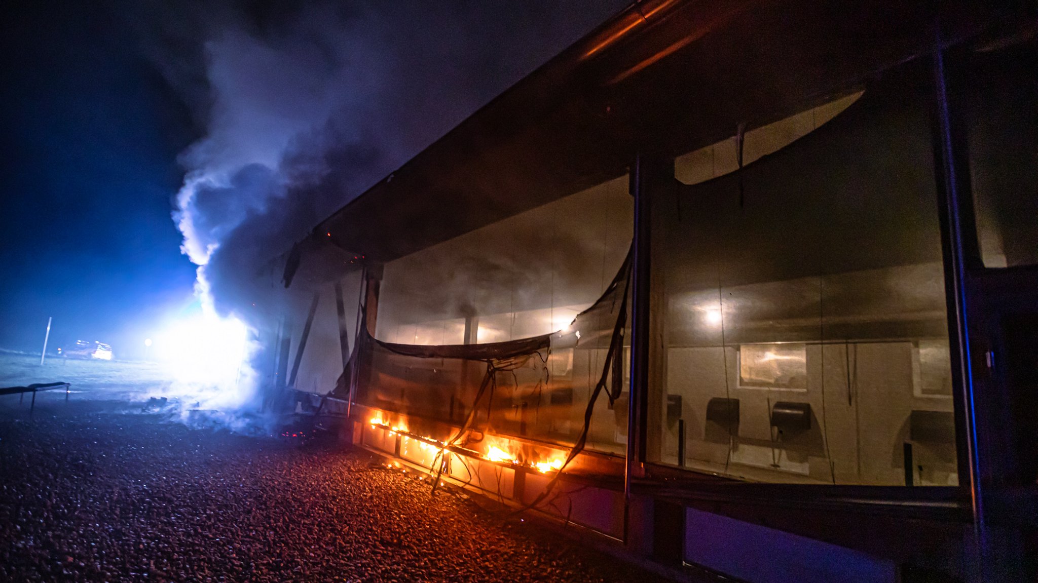 Zu sehen ist der Hühnerstall in Flammen