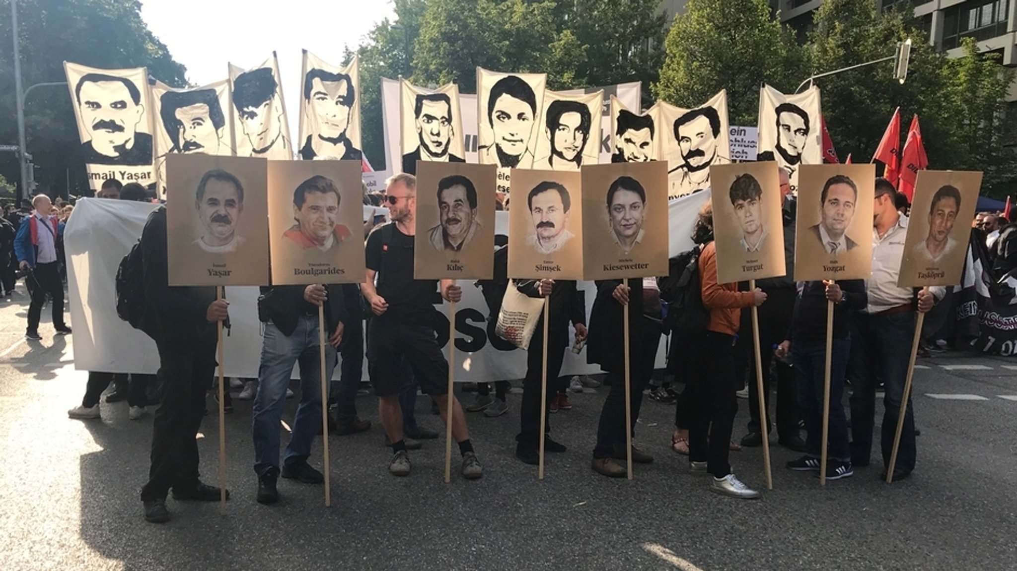 Demonstranten zeigen Bilder der Mordopfer des NSU am Tag des Urteils im NSU-Prozess | Bild: BR/Eckhart Querner Demonstranten zeigen Bilder der Mordopfer des NSU am Tag des Urteils im NSU-Prozess