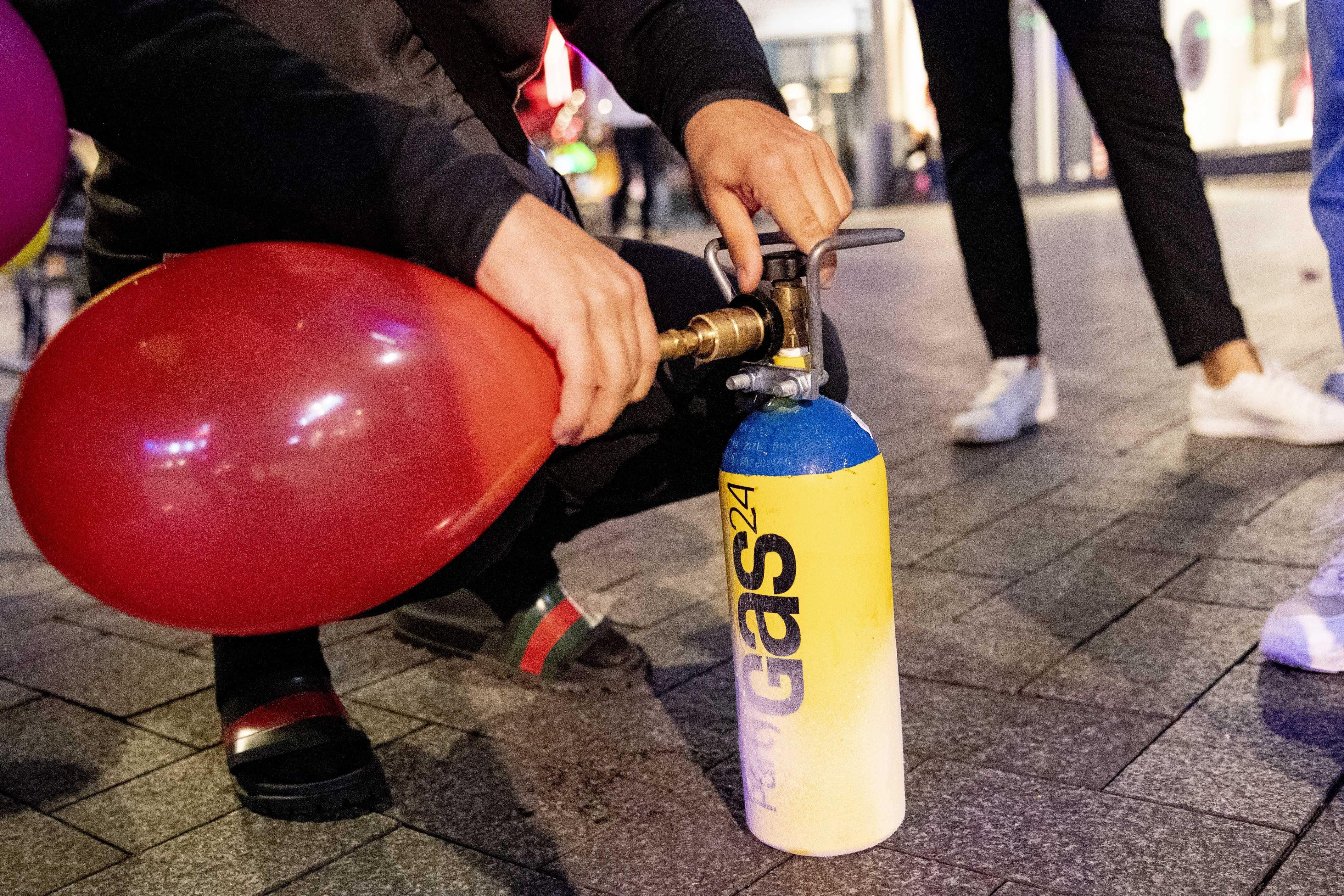 Lachgas wird in Luftballon abgefüllt