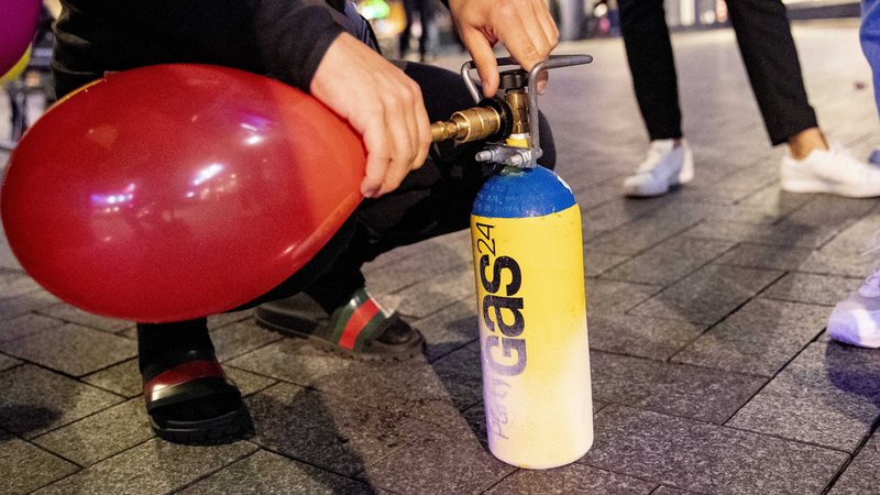 Lachgas wird in Luftballon abgefüllt | Bild: picture alliance / ANP | Niels Wenstedt Lachgas wird in Luftballon abgefüllt