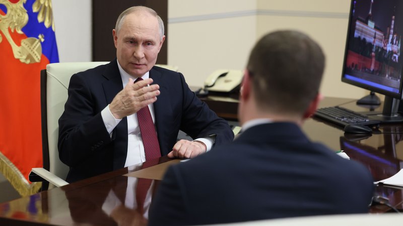 Der russische Präsident im Gespräch mit Fernsehreporter Pawel Sarubin. | Bild: Mikhail Metzel/Picture Alliance Der russische Präsident im Gespräch mit Fernsehreporter Pawel Sarubin.