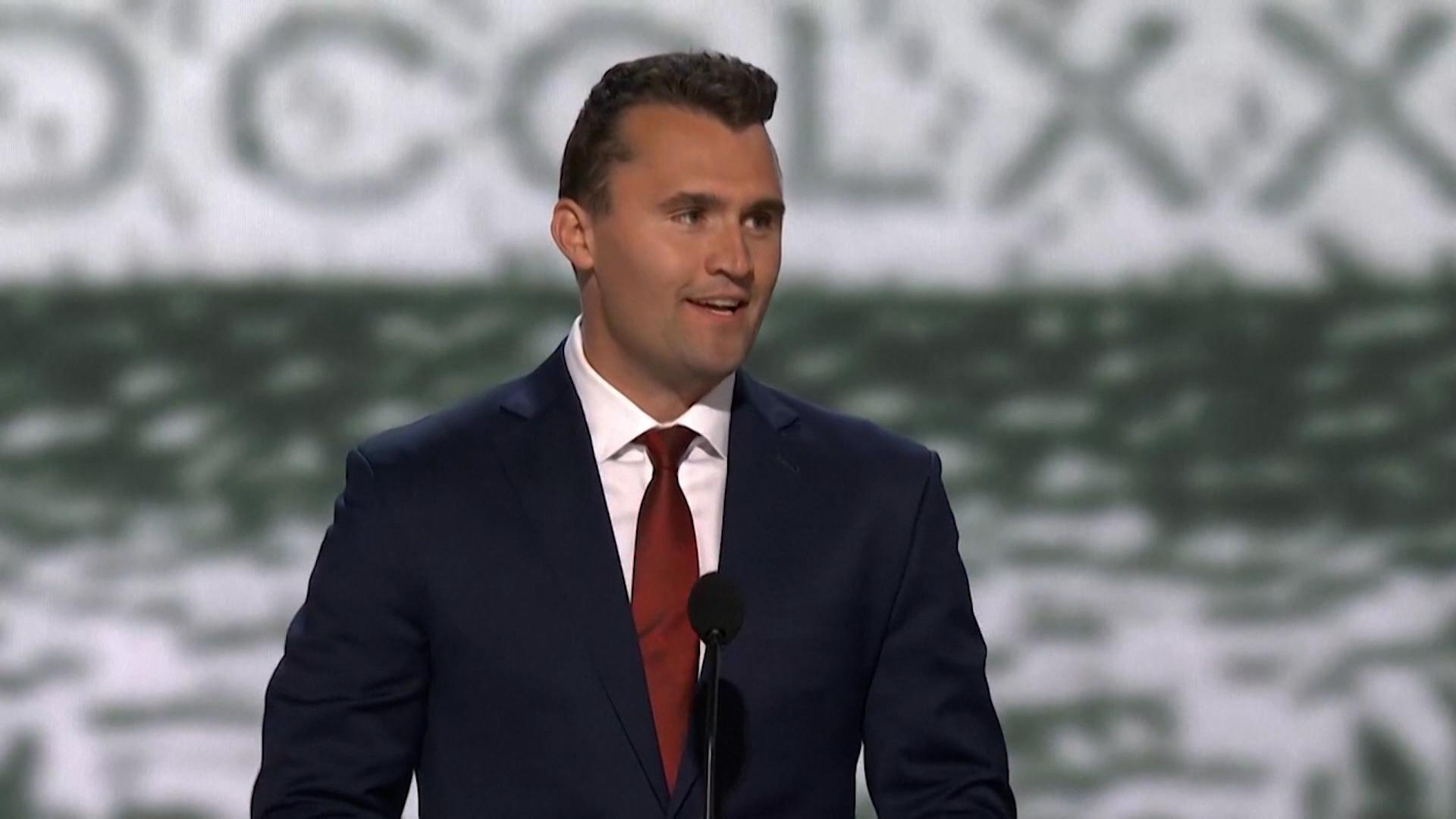 Der rechtskonservative US-Aktivist Charlie Kirk hält bei einem öffentlichen Auftritt eine Rede.