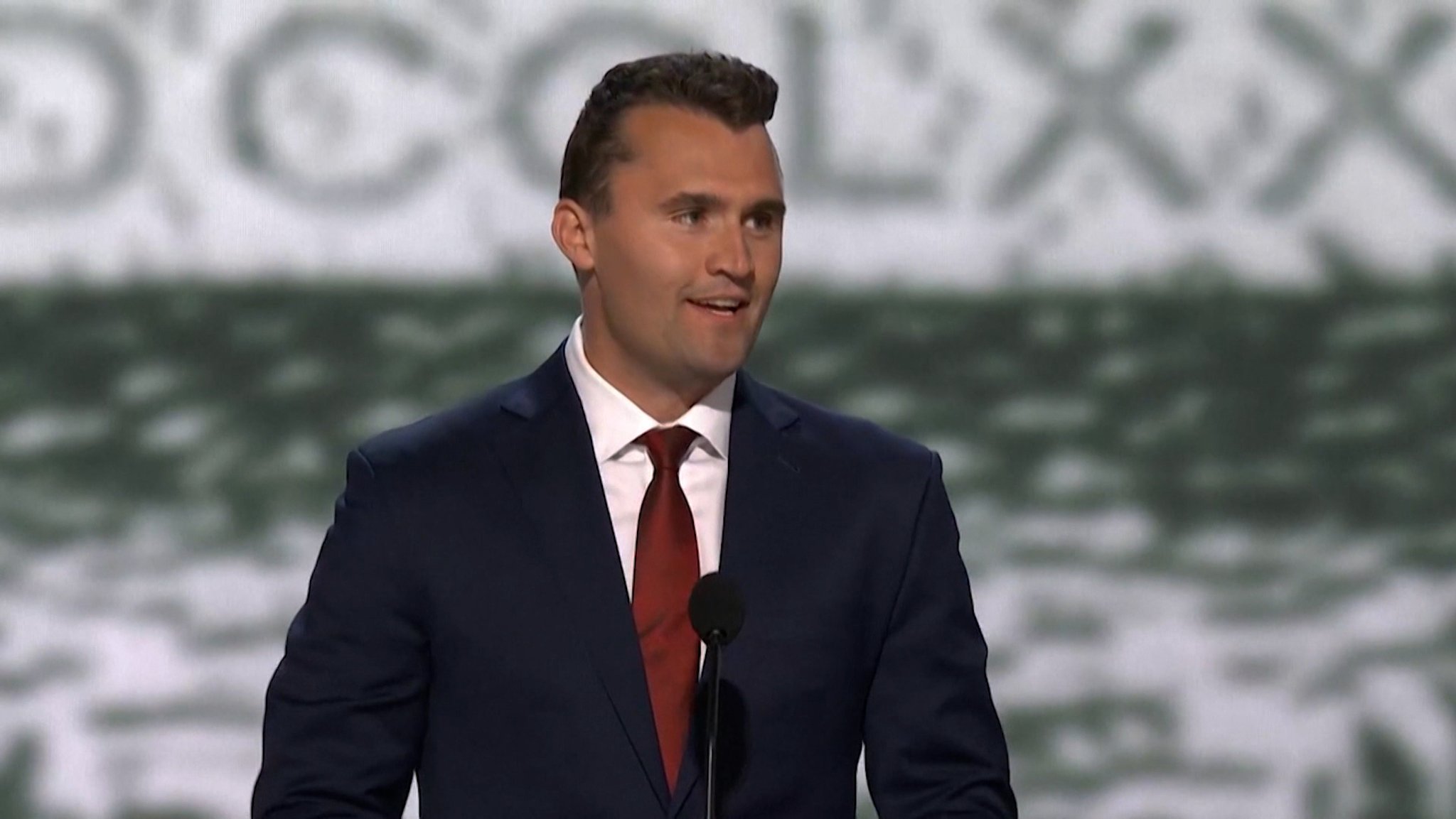 Der rechtskonservative US-Aktivist Charlie Kirk hält bei einem öffentlichen Auftritt eine Rede.