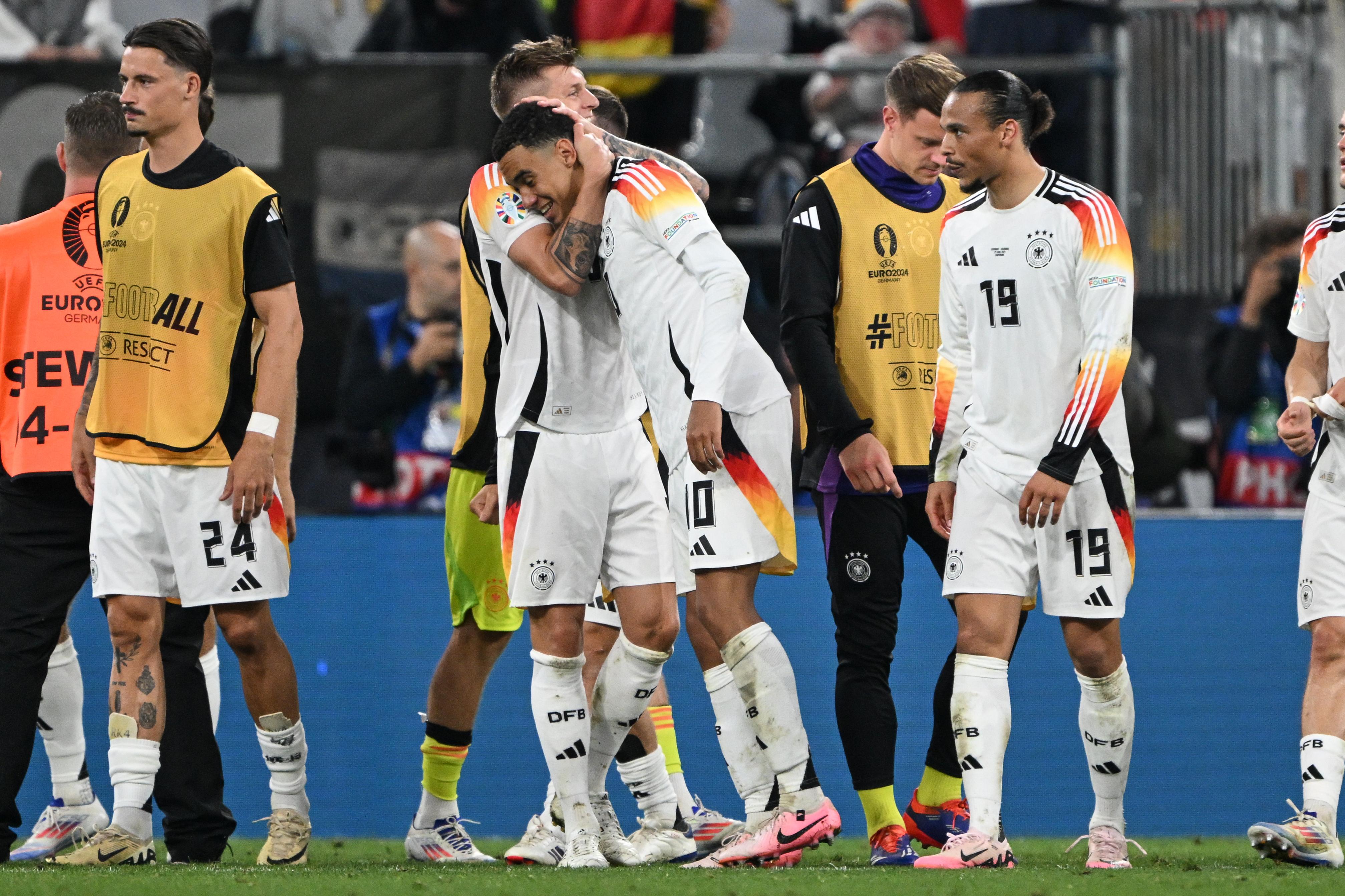 Top-Leistung - von ganz oben honoriert: Jamal Musiala (vorne) wird von Toni Kroos umarmt.