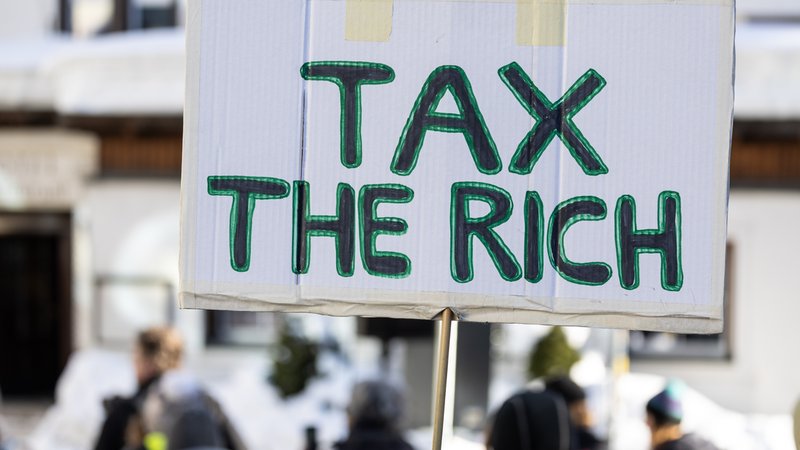 Nicht nur Demonstranten in Davos, sondern auch Oxfam und die deutsche Entwicklungsministerin fordern eine Besteuerung großer Vermögen