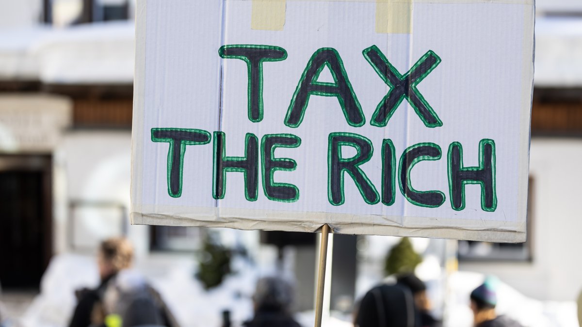 Nicht nur Demonstranten in Davos, sondern auch Oxfam und die deutsche Entwicklungsministerin fordern eine Besteuerung großer Vermögen